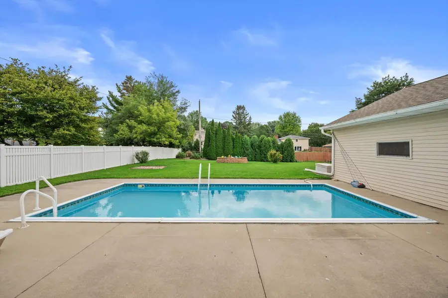 S21W23053 Hillside Dr, Waukesha, WI 53186 - #3