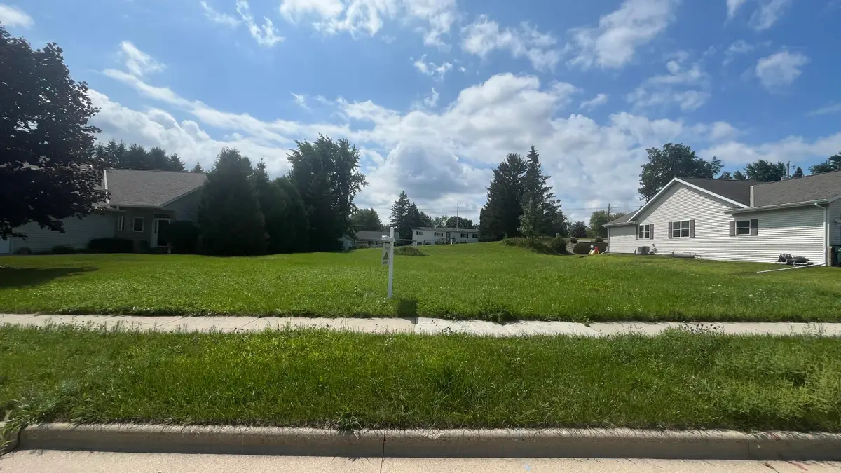 2013 Daisy Dr, West Bend, WI 53090 - #1