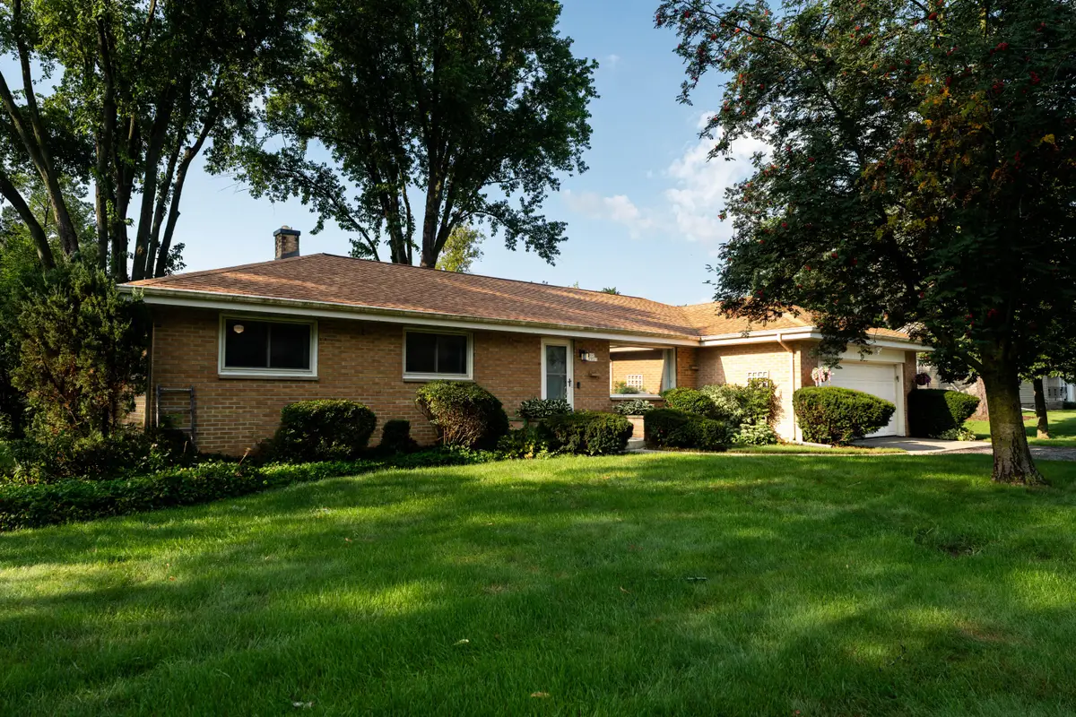 N57W15523 El Camino Dr, Menomonee Falls, WI 53051 - #1
