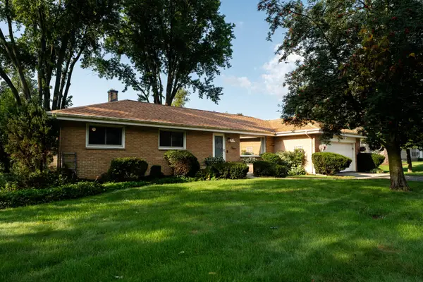 N57W15523 El Camino Dr, Menomonee Falls, WI 53051