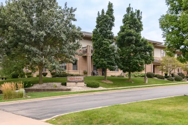 W129N6811 Northfield Dr, Menomonee Falls, WI 53051