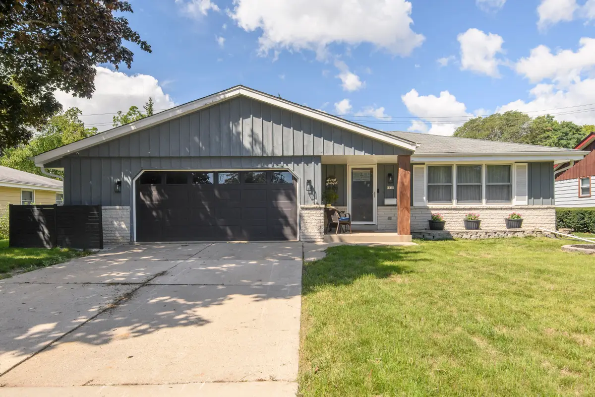 5515 N Shasta Dr, Glendale, WI 53209 - #1
