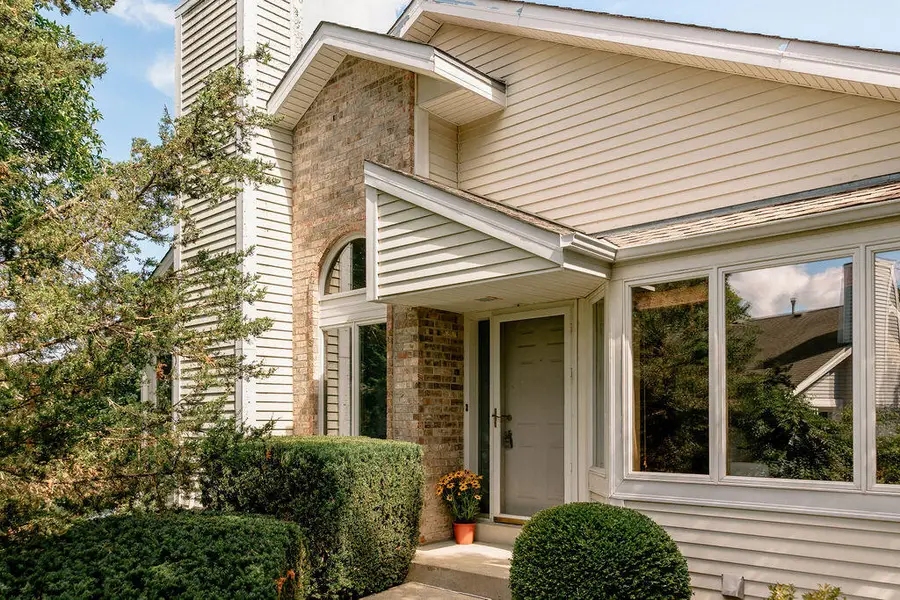 108 E Sutton Pl, Waukesha, WI 53188 - #2