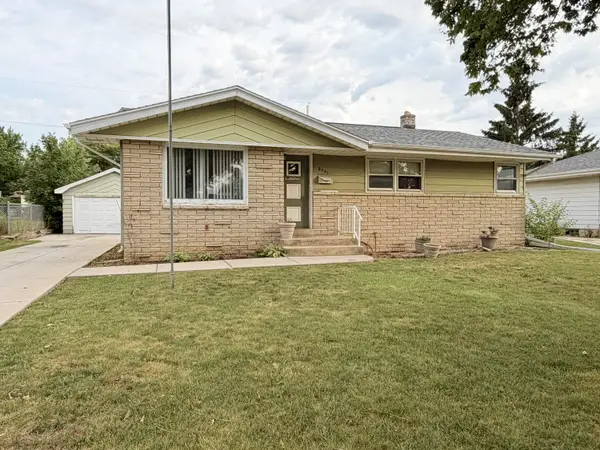 8261 W Daphne St, Milwaukee, WI 53223