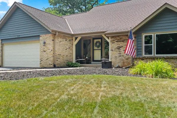 717 St Johns Dr, Delafield, WI 53018