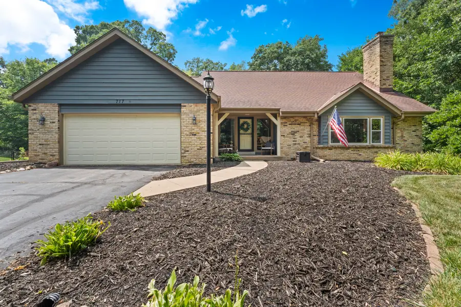 717 St Johns Dr, Delafield, WI 53018 - #2