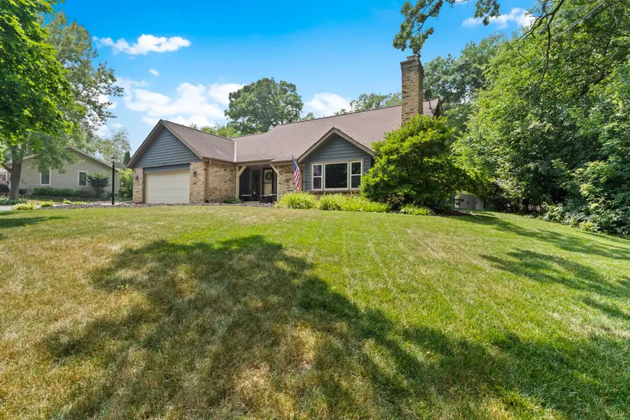 717 St Johns Dr, Delafield, WI 53018 - #3