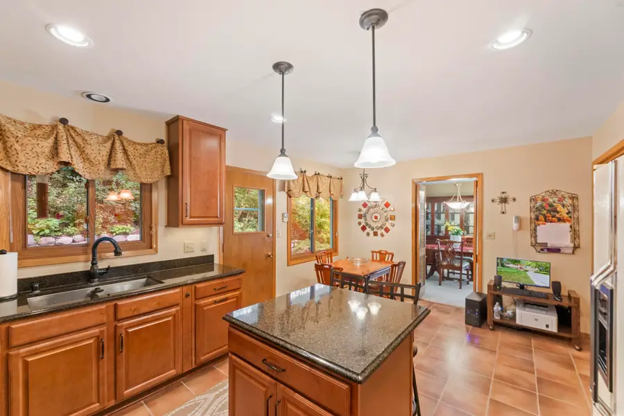 904 Lynne Ct, Waukesha, WI 53186 - #3