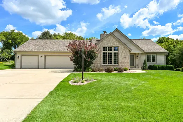 9558 S Fairway Cir, Franklin, WI 53132