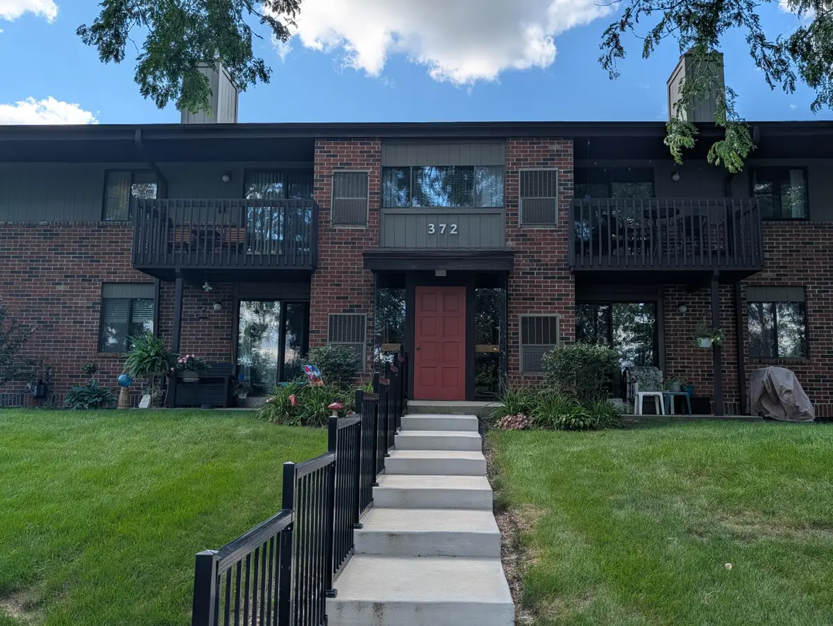 372 Park Hill Dr, Pewaukee, WI 53072 - #1