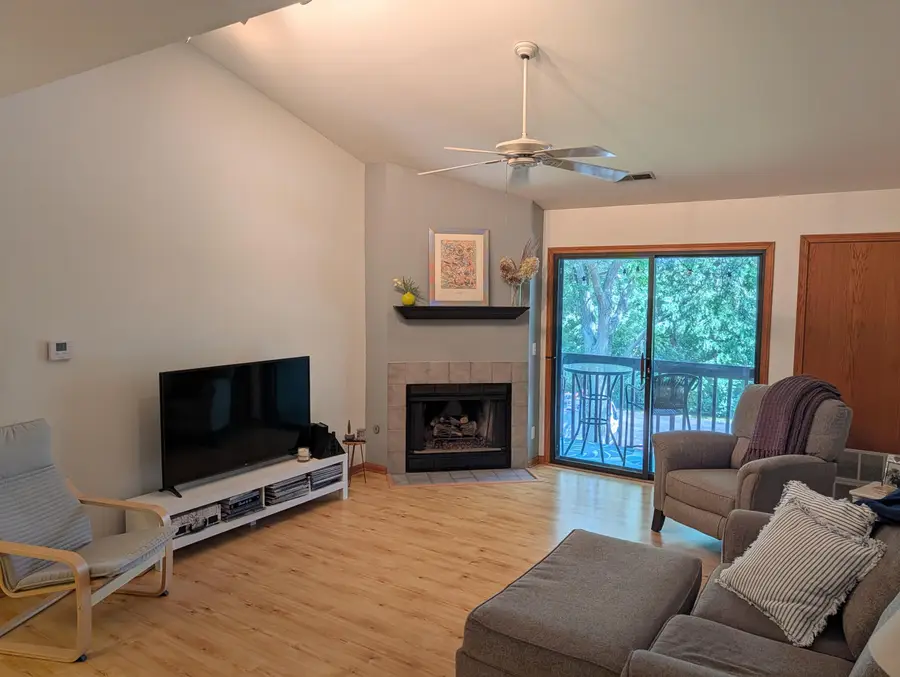 372 Park Hill Dr, Pewaukee, WI 53072 - #2