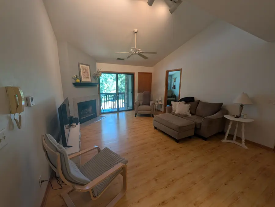 372 Park Hill Dr, Pewaukee, WI 53072 - #3