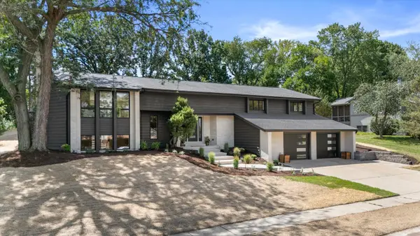 727 Browning Cir, Oconomowoc, WI 53066