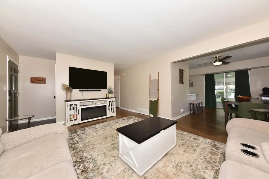 6100 W Hustis St, Milwaukee, WI 53223 - #2