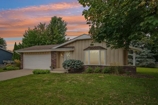 1118 Dogwood Ln, Waukesha, WI 53189
