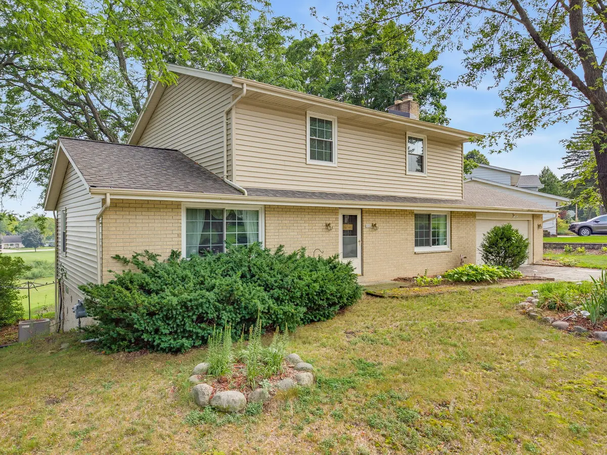 2721 Minot Ln, Waukesha, WI 53188 - #1
