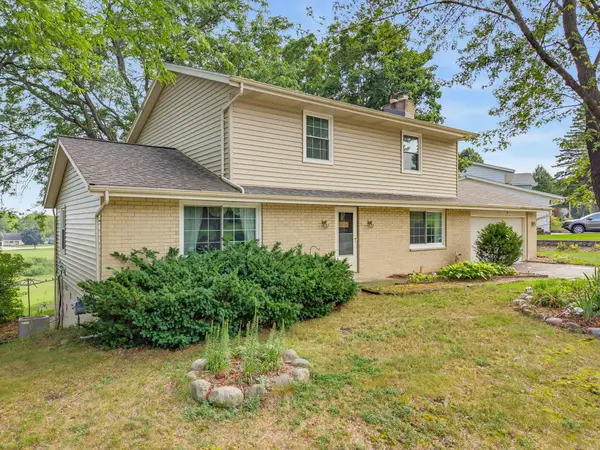2721 Minot Ln, Waukesha, WI 53188