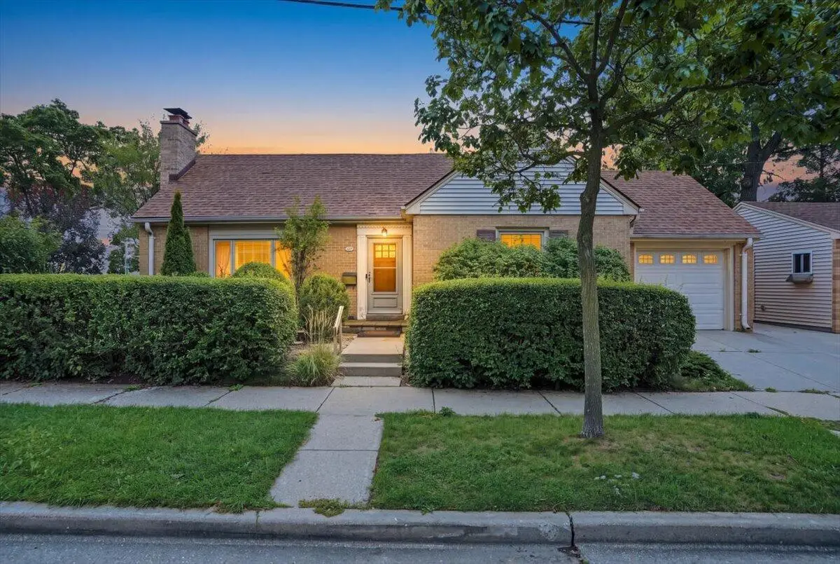 427 E Van Norman Ave, Milwaukee, WI 53207 - #1