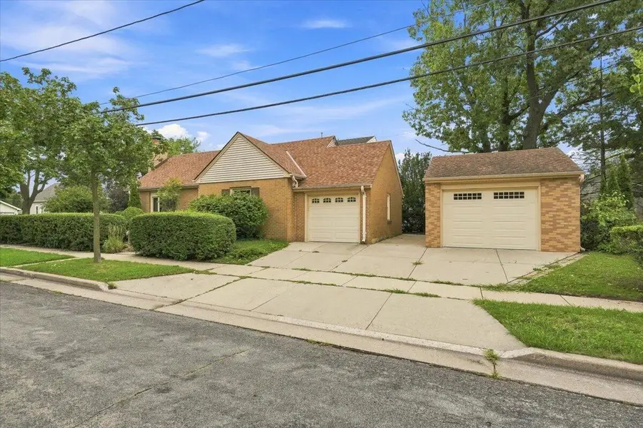 427 E Van Norman Ave, Milwaukee, WI 53207 - #3