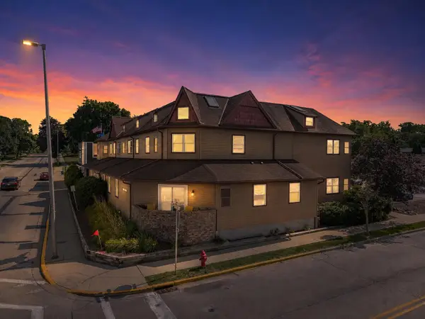 100 Main St, Pewaukee, WI 53072