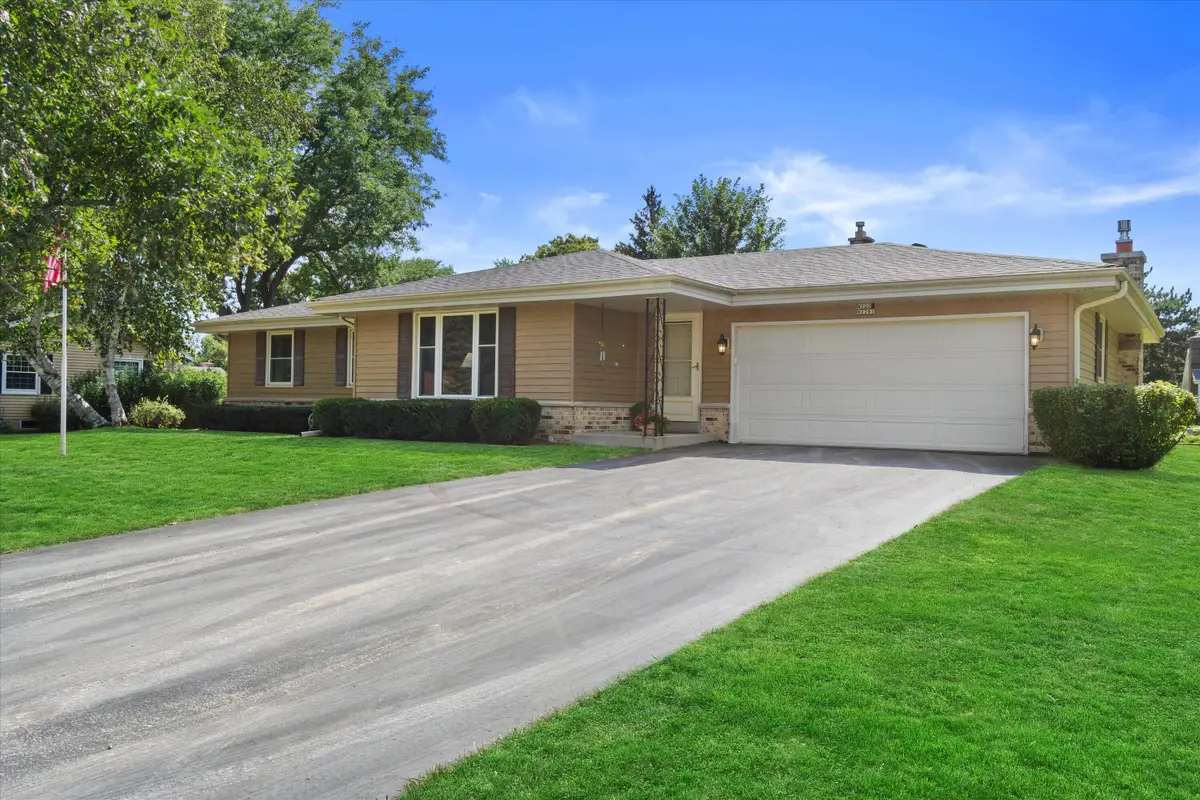w222n2281 Glenwood Ln, Pewaukee, WI 53186 - #1