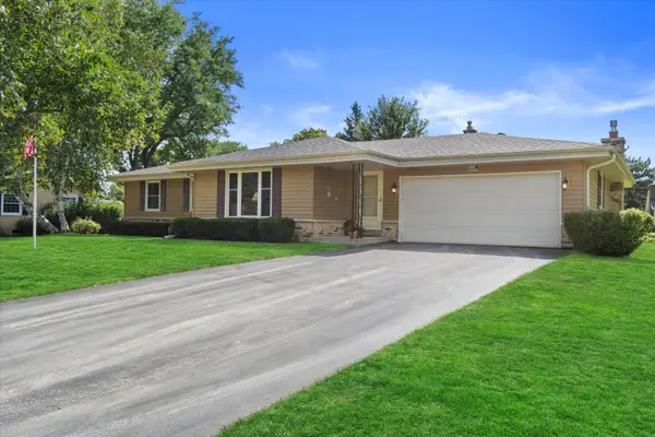 W222N2281 Glenwood Ln, Pewaukee, WI 53186