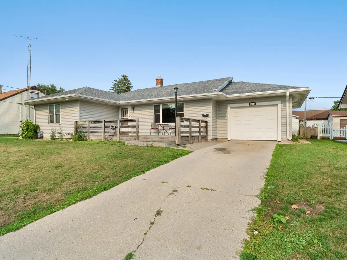 1217 S 25th St, Manitowoc, WI 54220 - #1