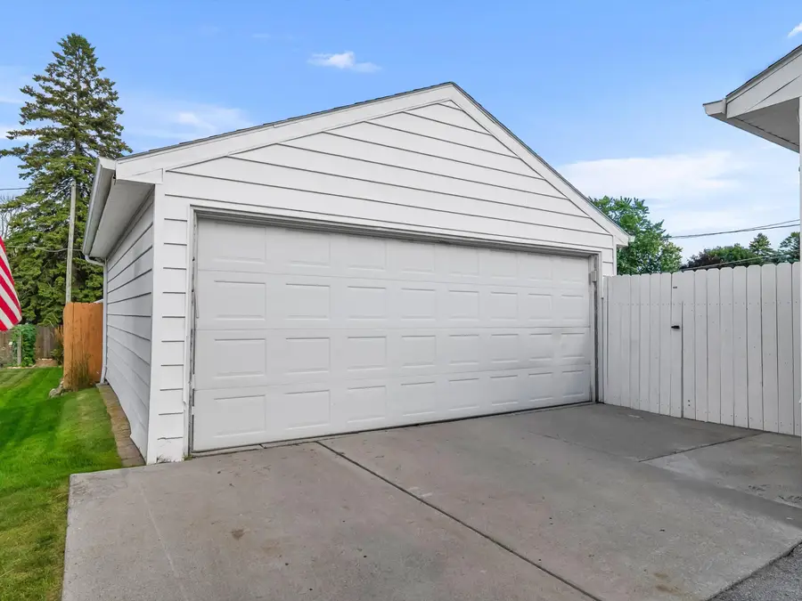 1013 N 6th St, Manitowoc, WI 54220 - #3