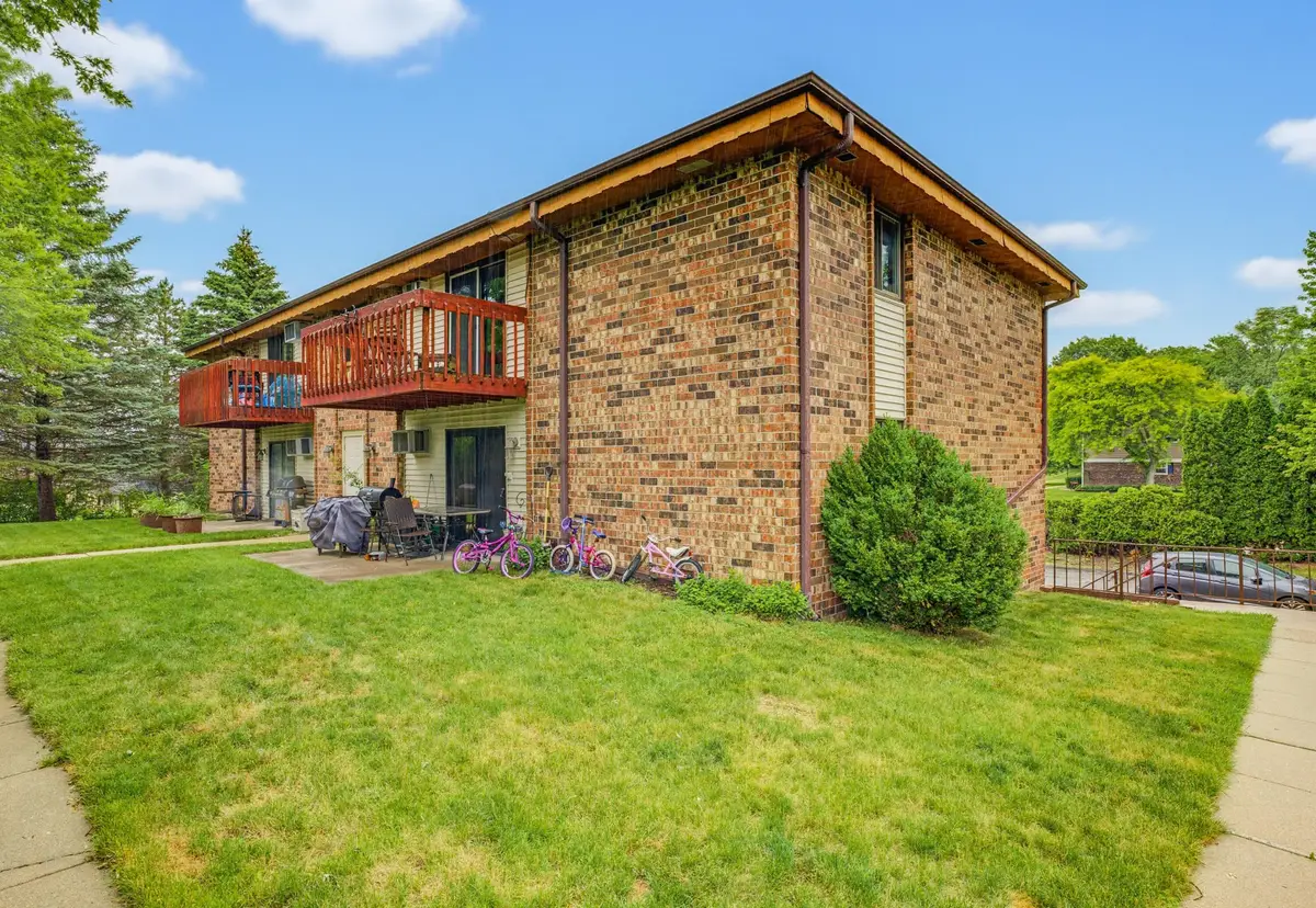 627 Hartridge Dr, Hartland, WI 53029 - #1