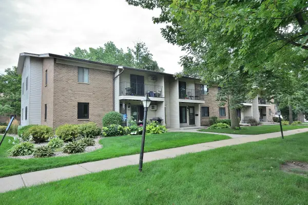 1686 S Carriage Ln, New Berlin, WI 53151