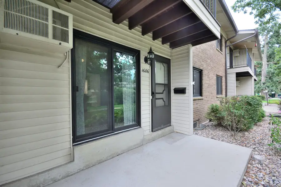 1686 S Carriage Ln, New Berlin, WI 53151 - #2