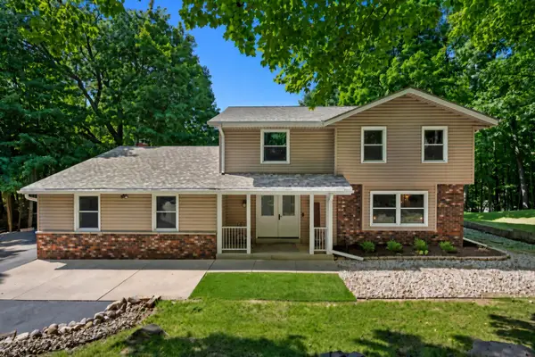 S9W31422 Irwin Ct, Delafield, WI 53183