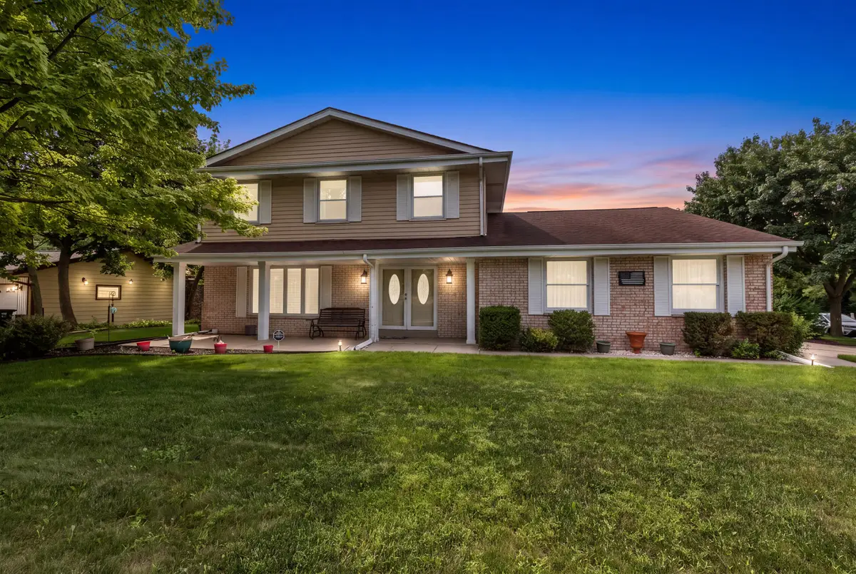 9301 S Sherwood Dr, Franklin, WI 53132 - #1