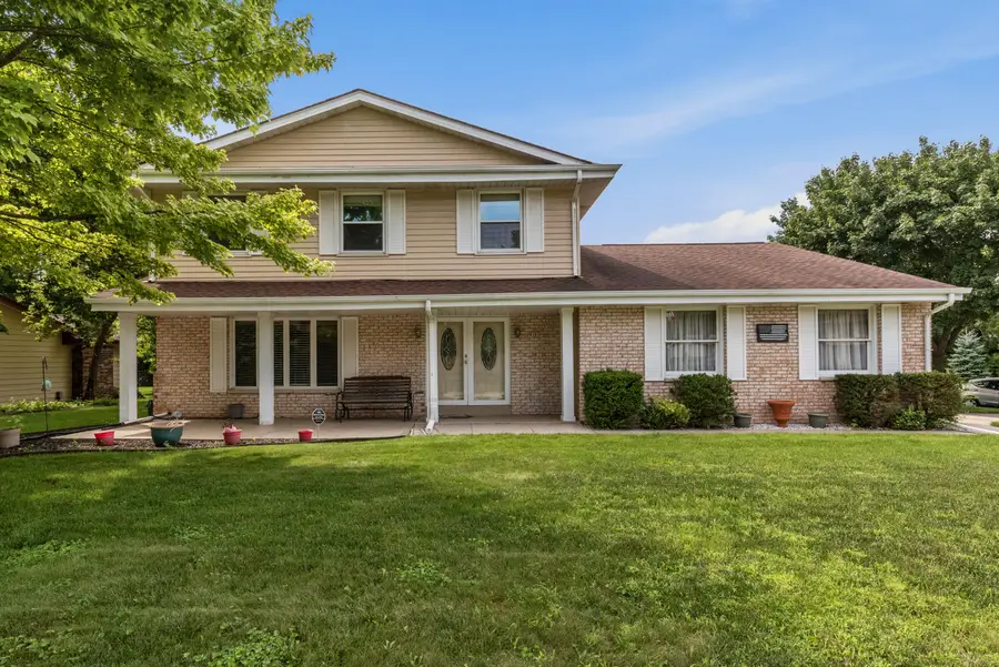 9301 S Sherwood Dr, Franklin, WI 53132 - #3