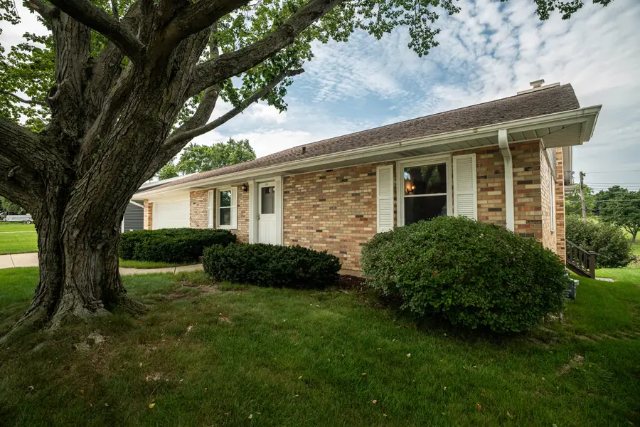 1416 Spring Valley Dr, Racine, WI 53405 - #2