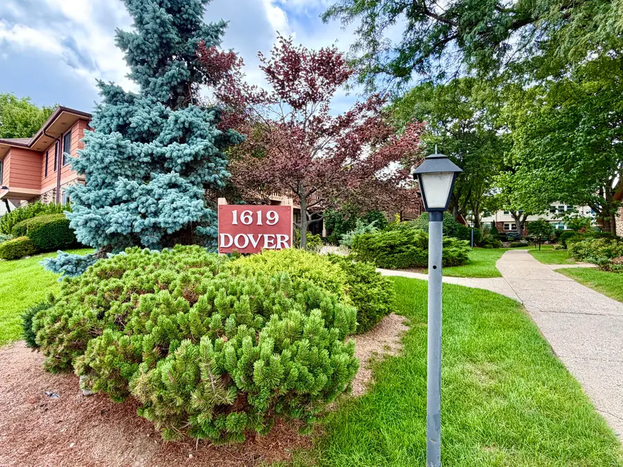 1619 Dover Dr, Waukesha, WI 53186 - #2