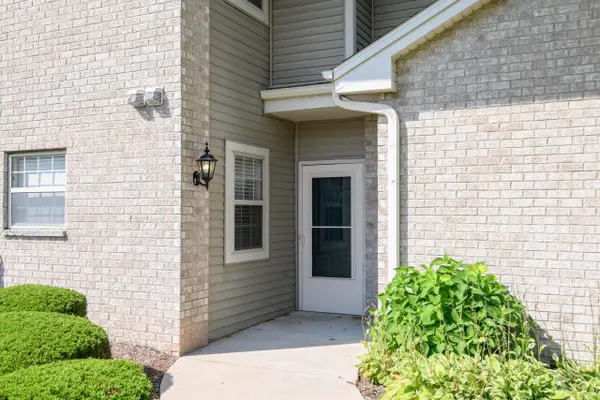 18730 Emerald Cir, Brookfield, WI 53045