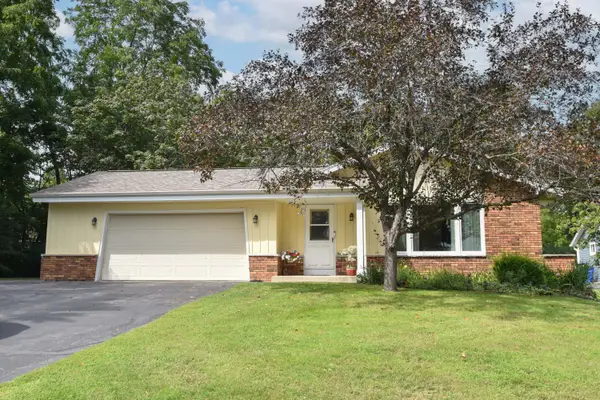 W193S7137 Hillview Dr, Muskego, WI 53150