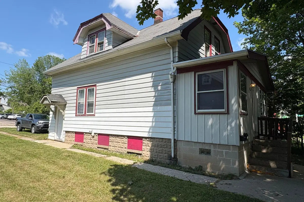 5061 N 32nd St, Milwaukee, WI 53209 - #1