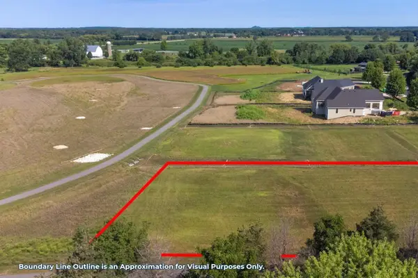 705 S Wayfare Trl, Summit, WI 53066