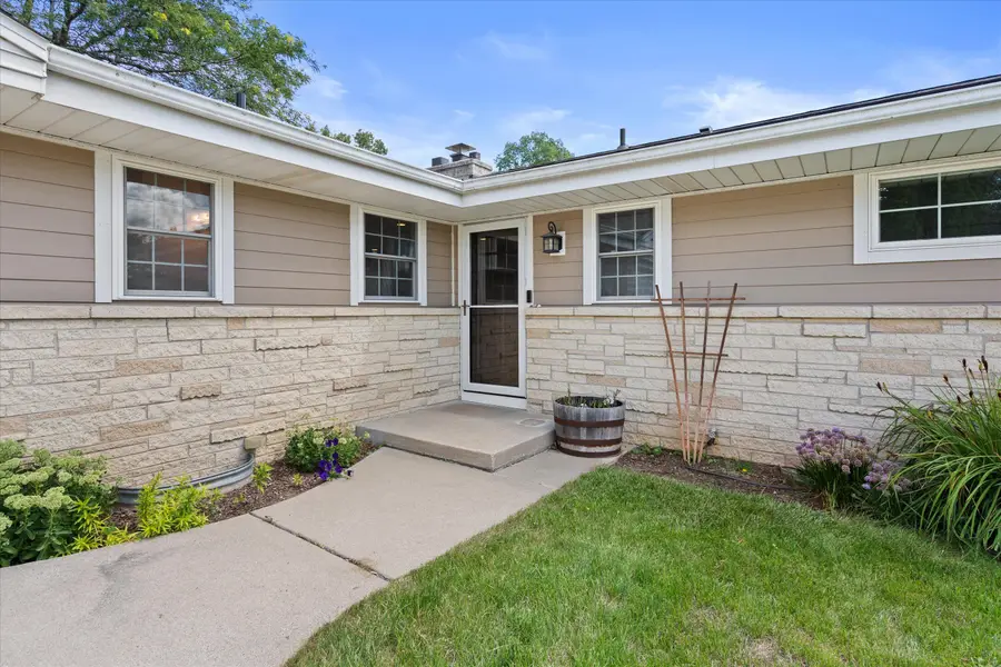 13728 W Honey Ln, New Berlin, WI 53151 - #2