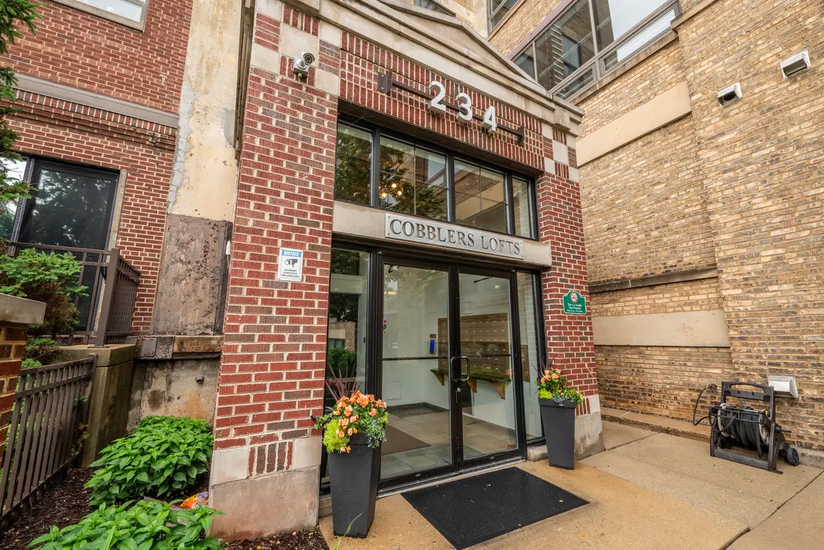 234 E Reservoir Ave, Milwaukee, WI 53212 - #1