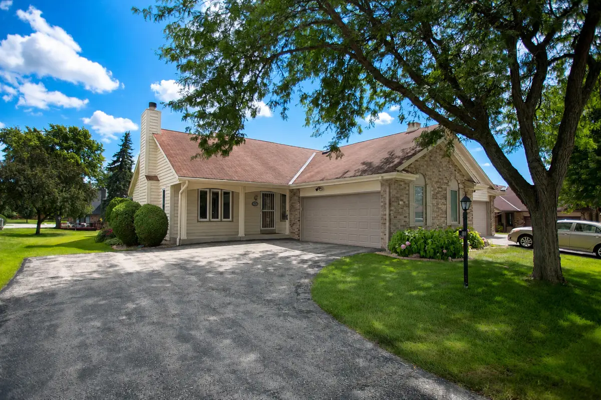 5360 S Cambridge Ln, Greenfield, WI 53221 - #1