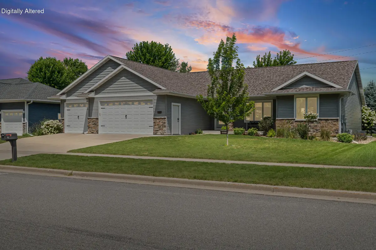 929 Rolling Oaks Dr, Onalaska, WI 54650 - #1