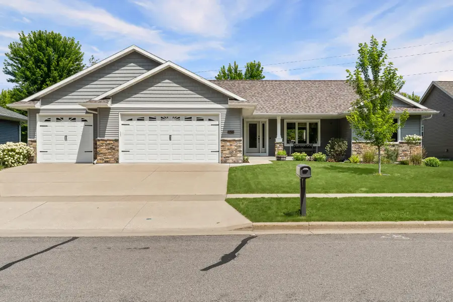 929 Rolling Oaks Dr, Onalaska, WI 54650 - #2
