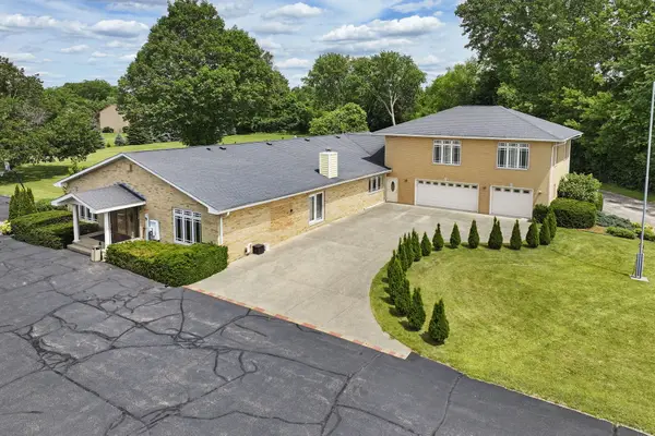 740 S Cosgwell Dr, Salem Lakes, WI 53170