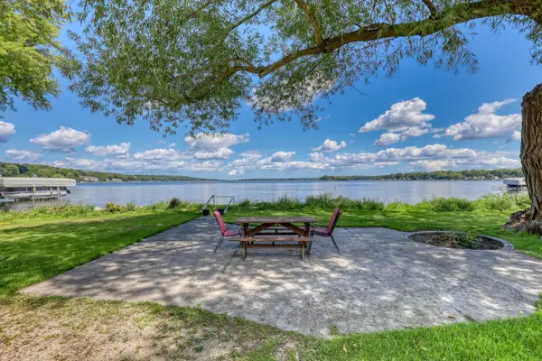 W304N2426 Maple Ave, Delafield, WI 53072