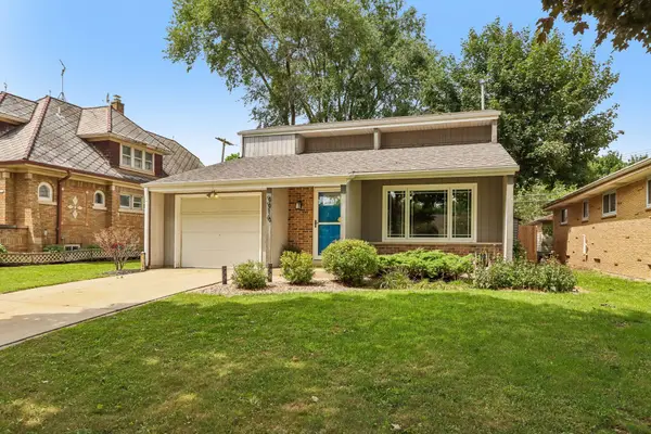 9916 W Grantosa Dr, Wauwatosa, WI 53222