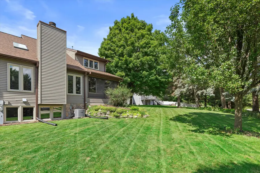 W232N6140 Teakwood Ct, Sussex, WI 53089 - #2