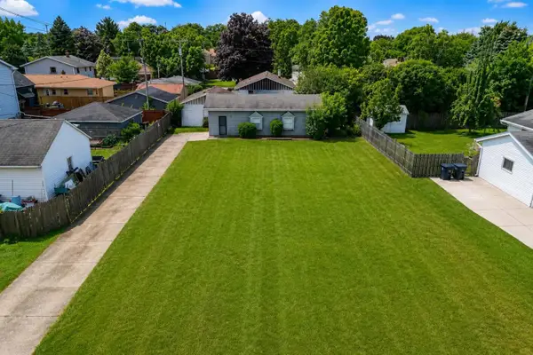4271 S 93rd St, Greenfield, WI 53228